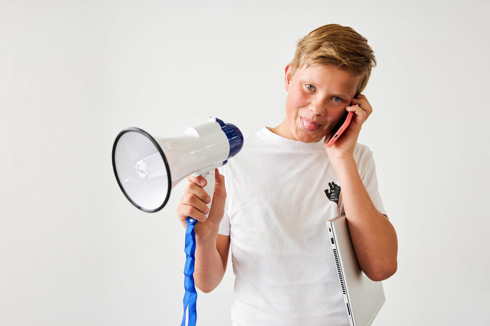 Jongen met een roeptoeter