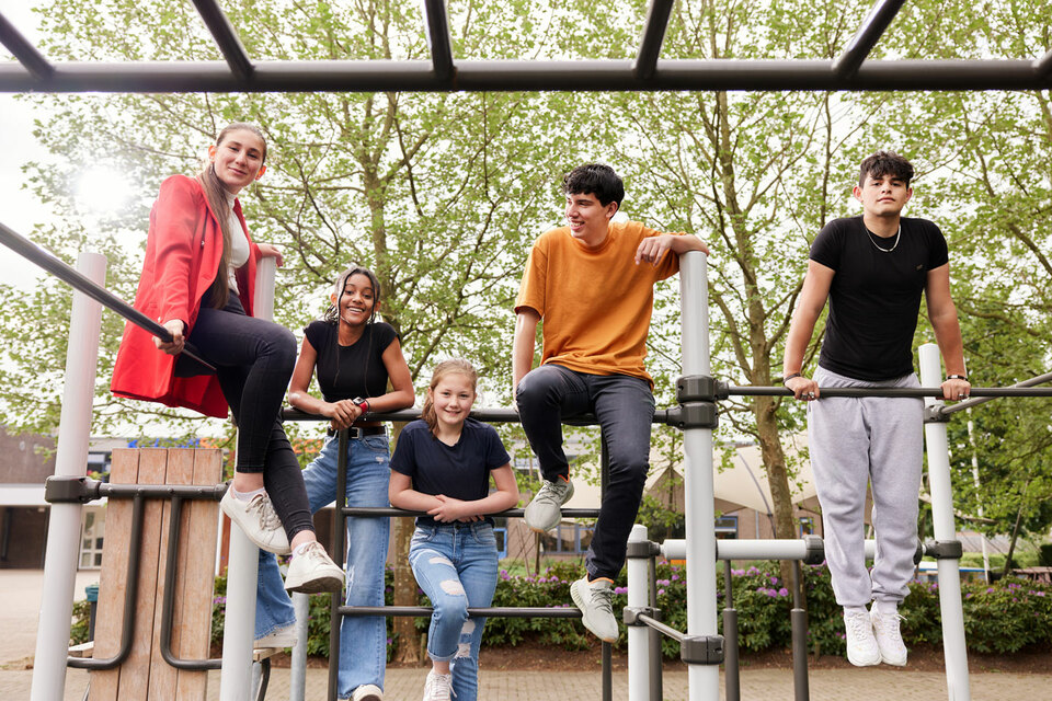 Vijf leerlingen op het calisthenics-rek