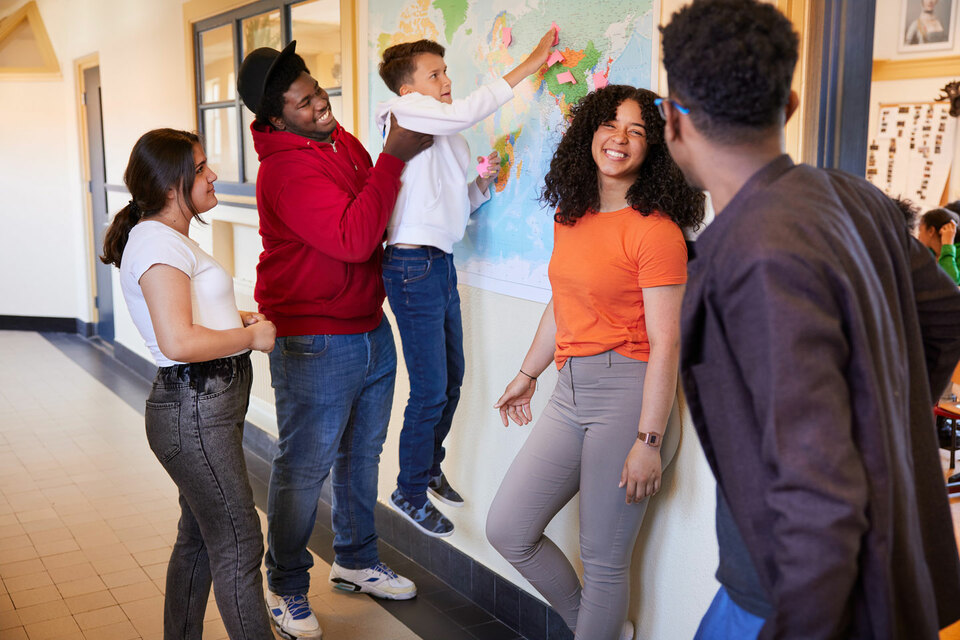 In het Pontem College hangt een mooie wereldkaart aan de muur